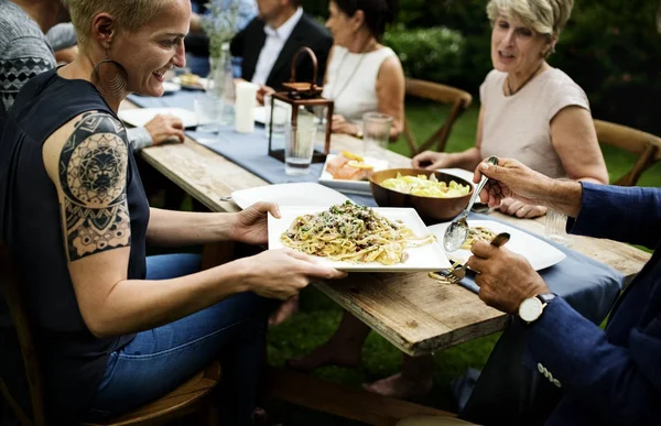 Gruppe Diverser Freunde Essen Zusammen Abend Originelle Fotosets — Stockfoto