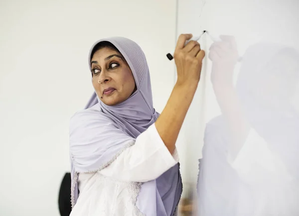 Muslimska Lärare Skriver Vit Tavla Ursprungliga Fotosätta — Stockfoto
