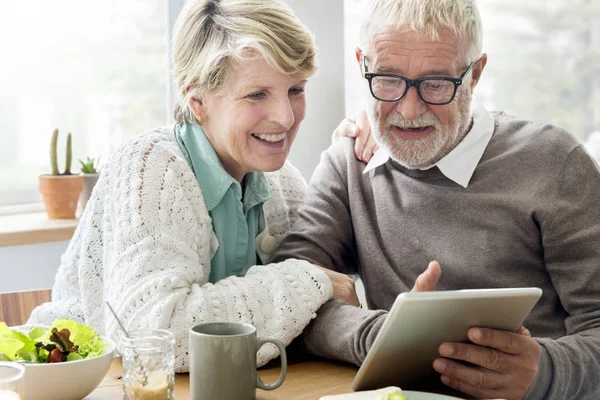 Pasangan Senior Memakai Tablet Digital Foto Asli — Stok Foto