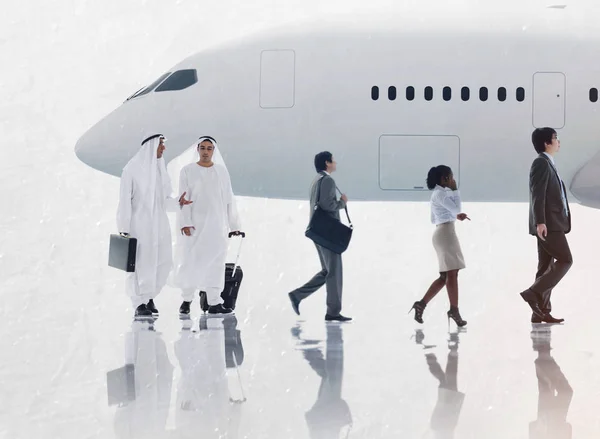 Grupa ludzi biznesu w pobliżu samolot — Zdjęcie stockowe