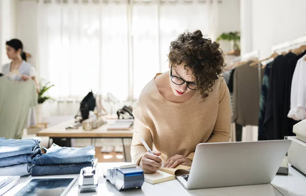 Vrouw Die Werkt Kledingwinkel Originele Photoset — Stockfoto