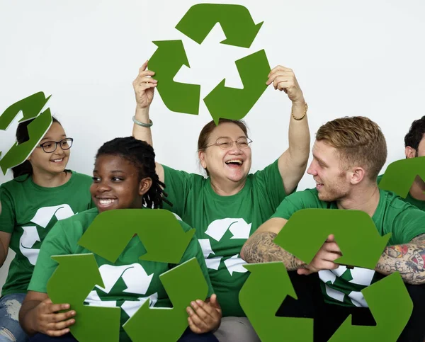 Pessoas vestindo camisas ícone reciclar — Fotografia de Stock