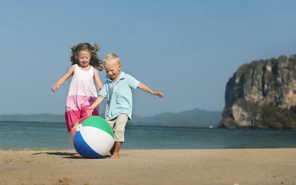 Kaukasische Kinder Spielen Mit Beachball Konzept Originelle Fotosets — Stockfoto