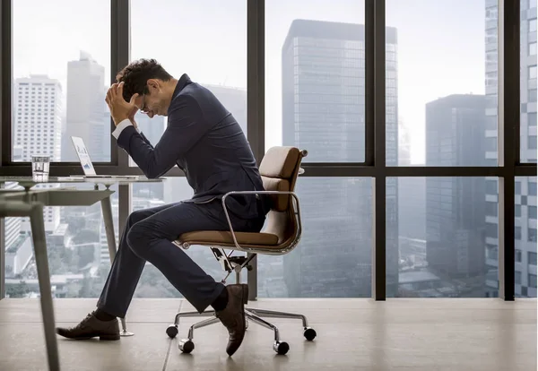 Stressad Ung Affärsman Övertidsarbete Original Fotosätta — Stockfoto