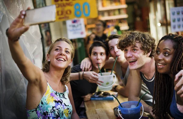 Grupp Turister Njuter Hink Drycker Och Gör Selfie Khao San — Stockfoto