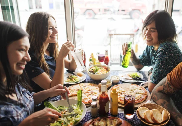 Lidé jedí v restauraci — Stock fotografie