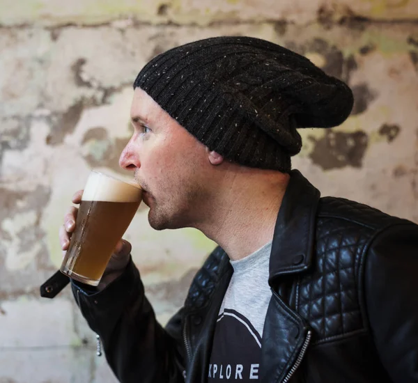 Homem a beber cerveja — Fotografia de Stock