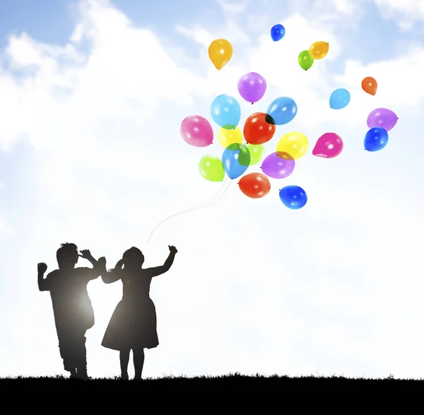 Kinder spielen Luftballons — Stockfoto