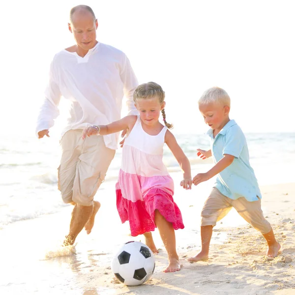 Pai e filhos jogando futebol — Fotografia de Stock