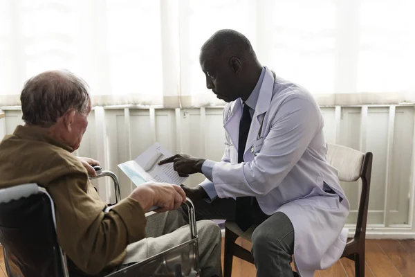 Αφρικανική Γιατρός Ηλικιωμένους Άρρωστος Παραμονή Στο Νοσοκομείο Πρωτότυπο Photoset — Φωτογραφία Αρχείου