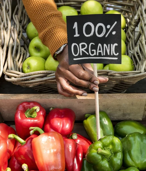 Greengrocer prepara productos en el mercado — Foto de Stock