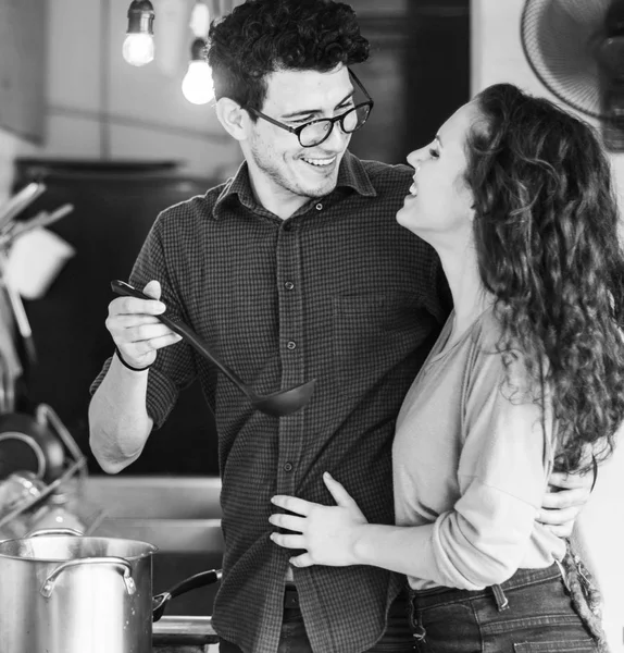 Casal cozinhar juntos — Fotografia de Stock