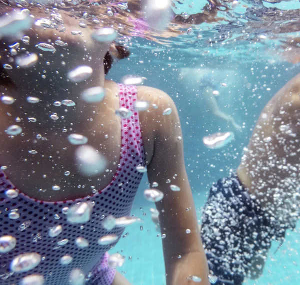 Niños nadando en una piscina — Foto de Stock