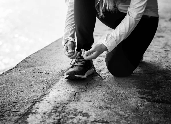 Jogger Break Tying Her Shoelaces Original Photoset — Stock Photo, Image