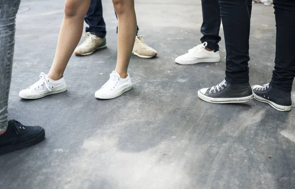 Pessoas de pé — Fotografia de Stock