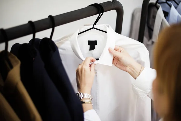 Женщина Проверяет Рубашку Магазине Одежды Оригинальный Фотосет — стоковое фото