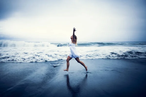 Happy woman running on the beach — Stock Photo, Image