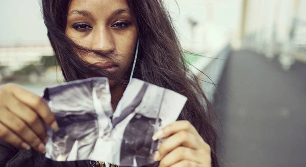 Afrikansk Kvinna Bryter Fotot Ursprungliga Fotosätta — Stockfoto