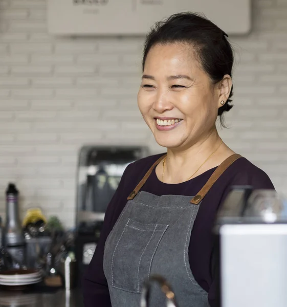 Mujer barista asiática en la cafetería — Foto de Stock