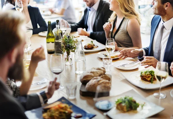 Människor äter i restaurang — Stockfoto