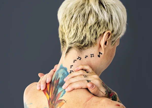 Back View Cabeça Ombros Mulher Tatuada Posando Estúdio Conceito — Fotografia de Stock