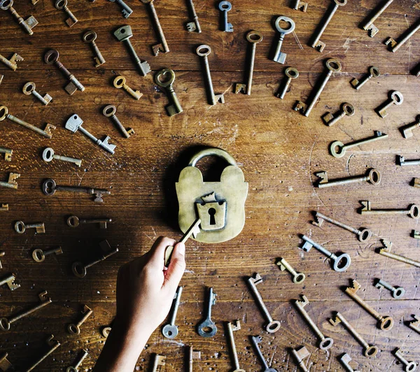 Vecchie Chiavi Tavolo Legno Persona Mano Serratura — Foto Stock