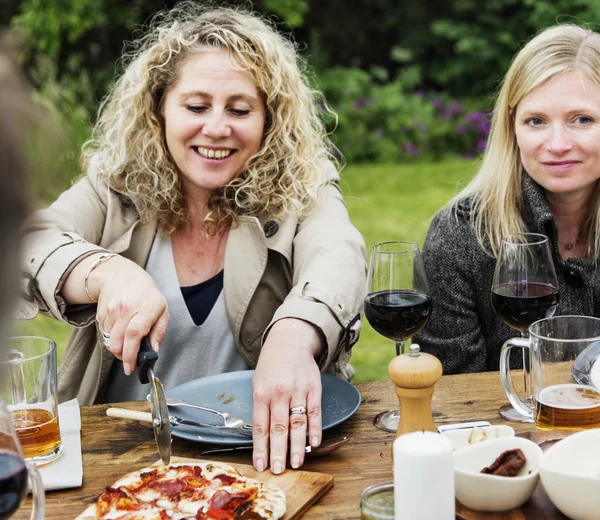 Gente cenando juntos Comida — Foto de Stock