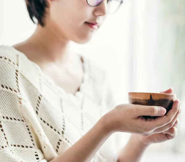 Mujer sosteniendo la tapa con té — Foto de Stock