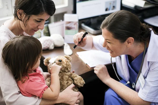 Jeune Patient Recevant Diagnostic Médecin Photoset Original — Photo