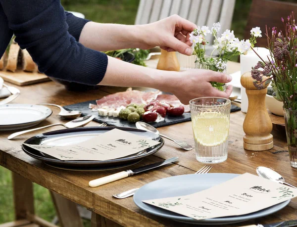 Mujer preparando la cena de mesa Concepto — Foto de Stock