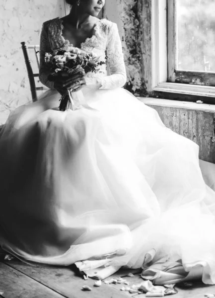 Nevěsta Svých Šatech Kyticí Sedí Okna Originální Sada Fotek — Stock fotografie