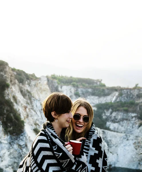 山の上に毛布の下で一緒にガール フレンド抱擁写真植字 — ストック写真