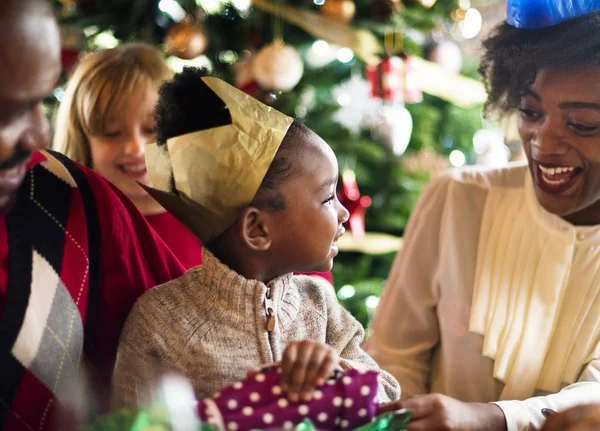 Belle famille célébrant Noël ensemble — Photo