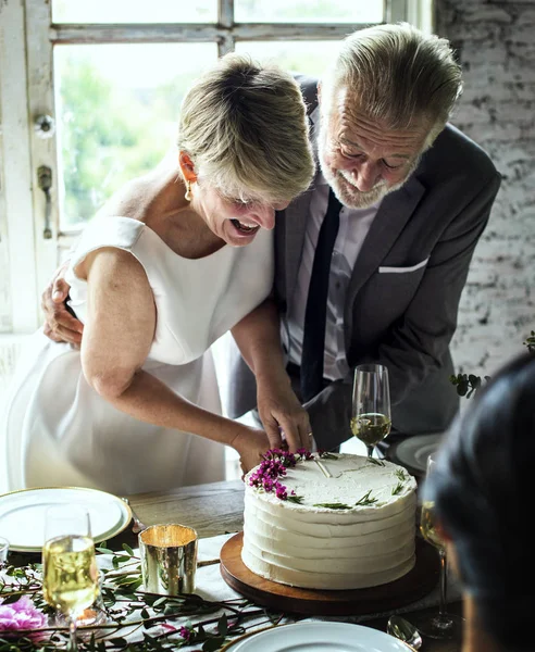 Jonggehuwde paar handen Cake snijden — Stockfoto