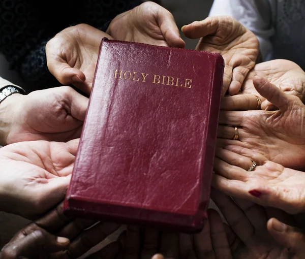 Gente rezando con el libro de la Biblia — Foto de Stock