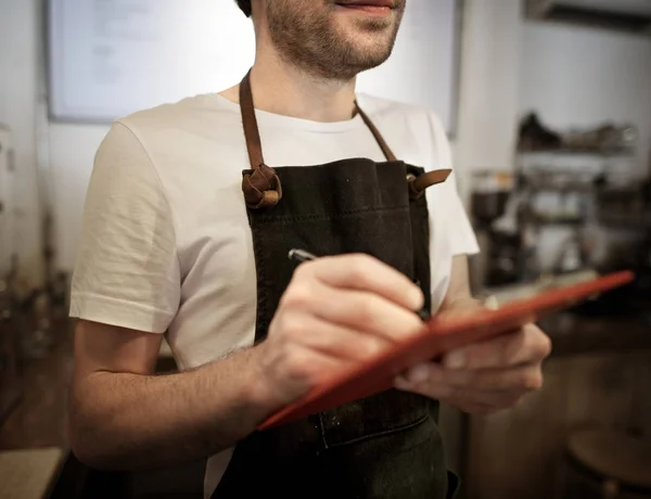 Homem barista trabalhando — Fotografia de Stock