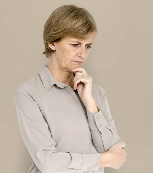 Mujer posando en estudio — Foto de Stock