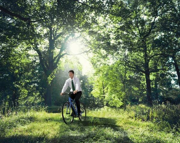 自転車でビジネスマンに乗る — ストック写真