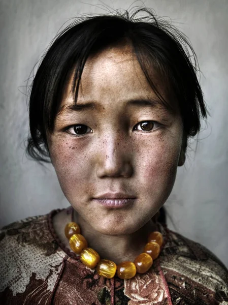元モンゴルの女の子の肖像写真植字 — ストック写真