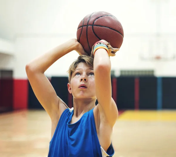 Desportista jogar basquete — Fotografia de Stock