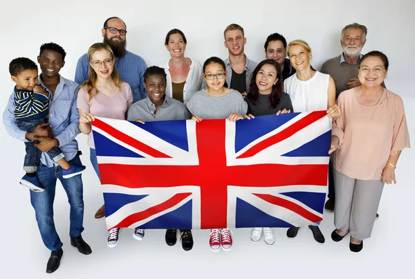 Разнообразная группа людей с флагом — стоковое фото