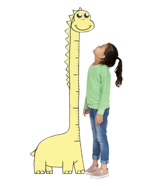 Маленькая девочка рядом с динозавром — стоковое фото