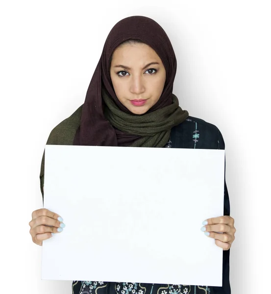 Мусульманка с плакатом — стоковое фото