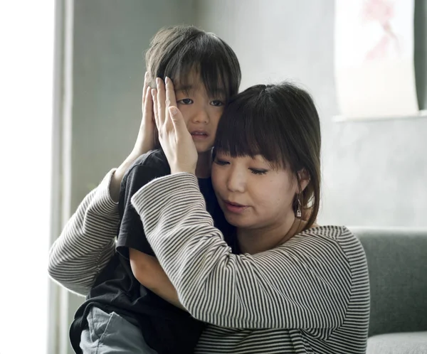 Japanische Mutter Tröstet Ihre Tochter Originalfotos — Stockfoto