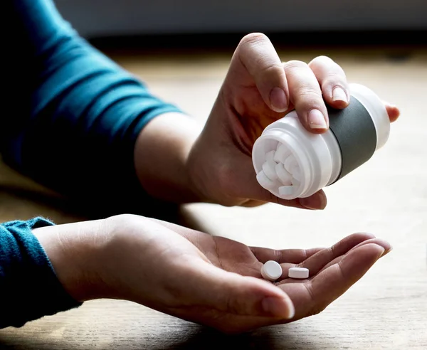 Hände nehmen Tabletten — Stockfoto