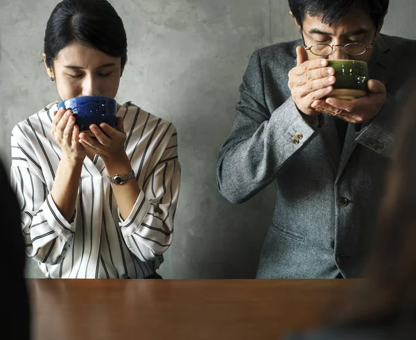 Чайна Церемонія Японською Культурою Азіатських Чоловік Жінка Чашкою Чаю Оригінальні — стокове фото