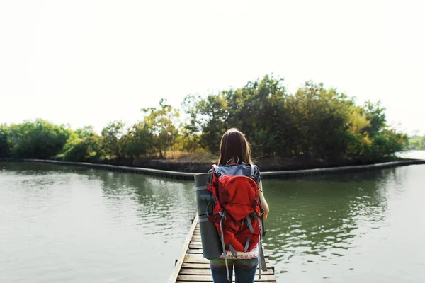 Vista Trasera Mujer Viajero Con Mochila Cerca Del Río Fotoset —  Fotos de Stock