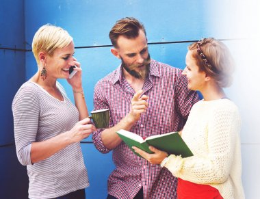 Grup insanlar sohbet kavramının