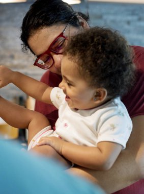 Annem ve babam oynayan küçük kız, özgün photoset