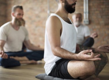 Çeşitlilik insanlar Yoga yapıyor